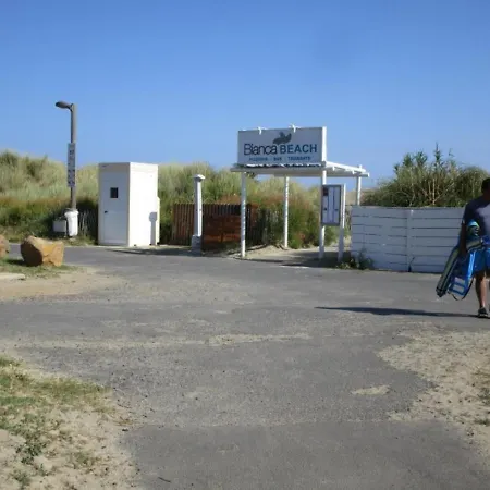 Jolie Mitoyenne Situee A 250 M De La Plage